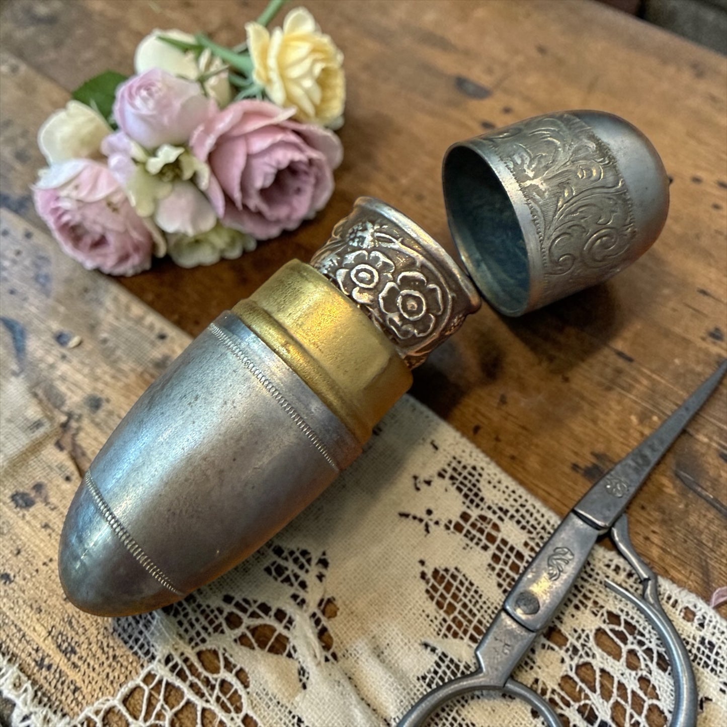 Porta ditale da chatelaine con ditale interno in argento pieno decorato con fragole, fine ‘800