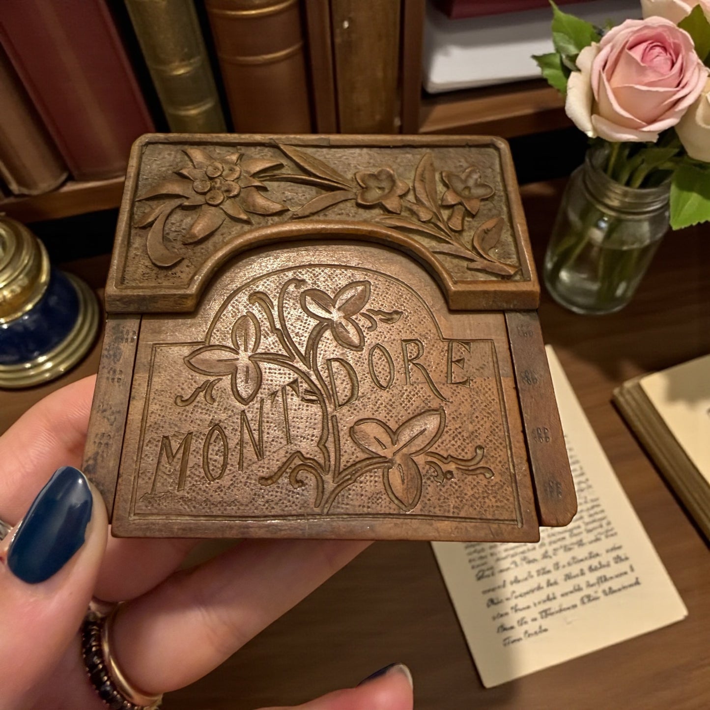 Antica scatola a scorrimento per custodia ed esposizione di orologio a cipolla, ca anni ‘20