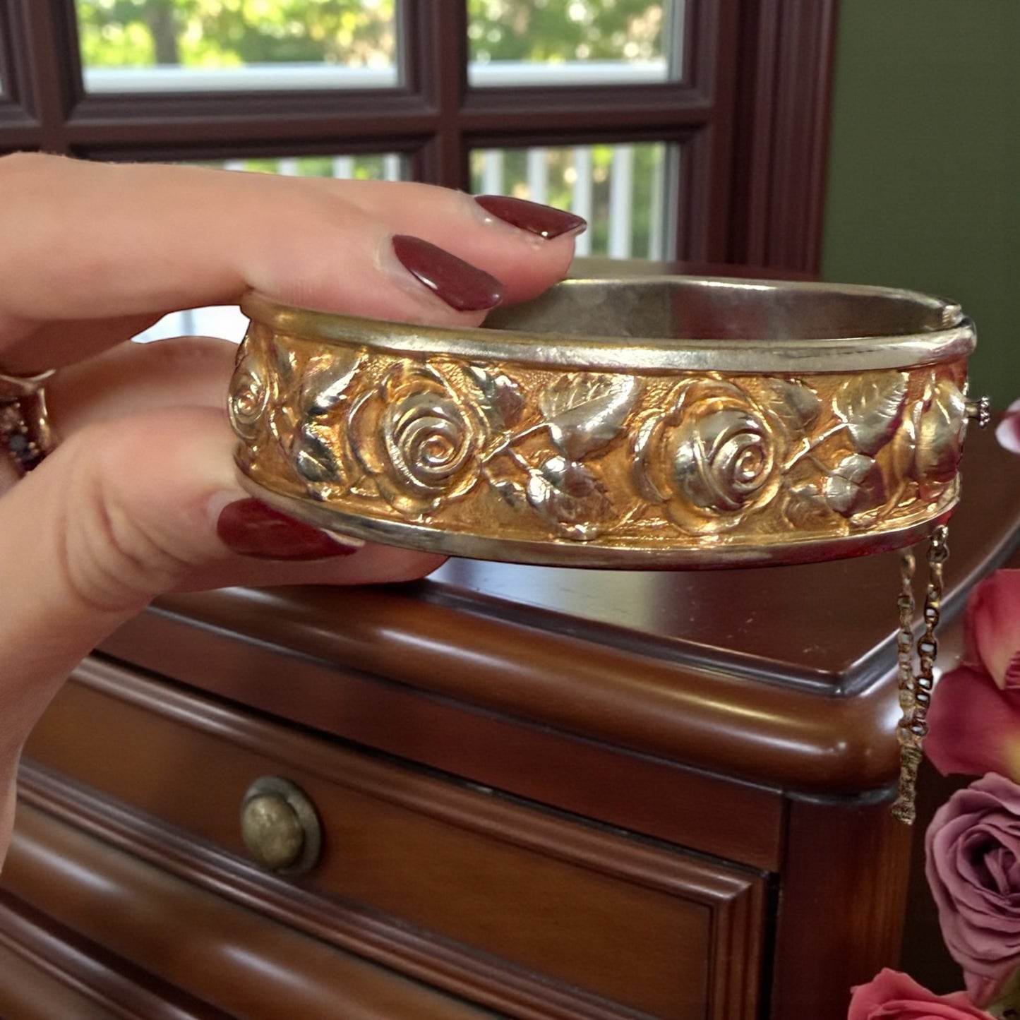 Bracciale rigido con rose e catenella di sicurezza, fine anni ‘50-primi ‘60