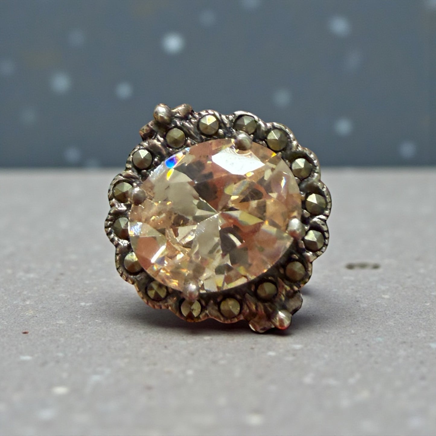 Prezioso anello anni 60, revival Victoria age argento marcasiti e zircone dorato