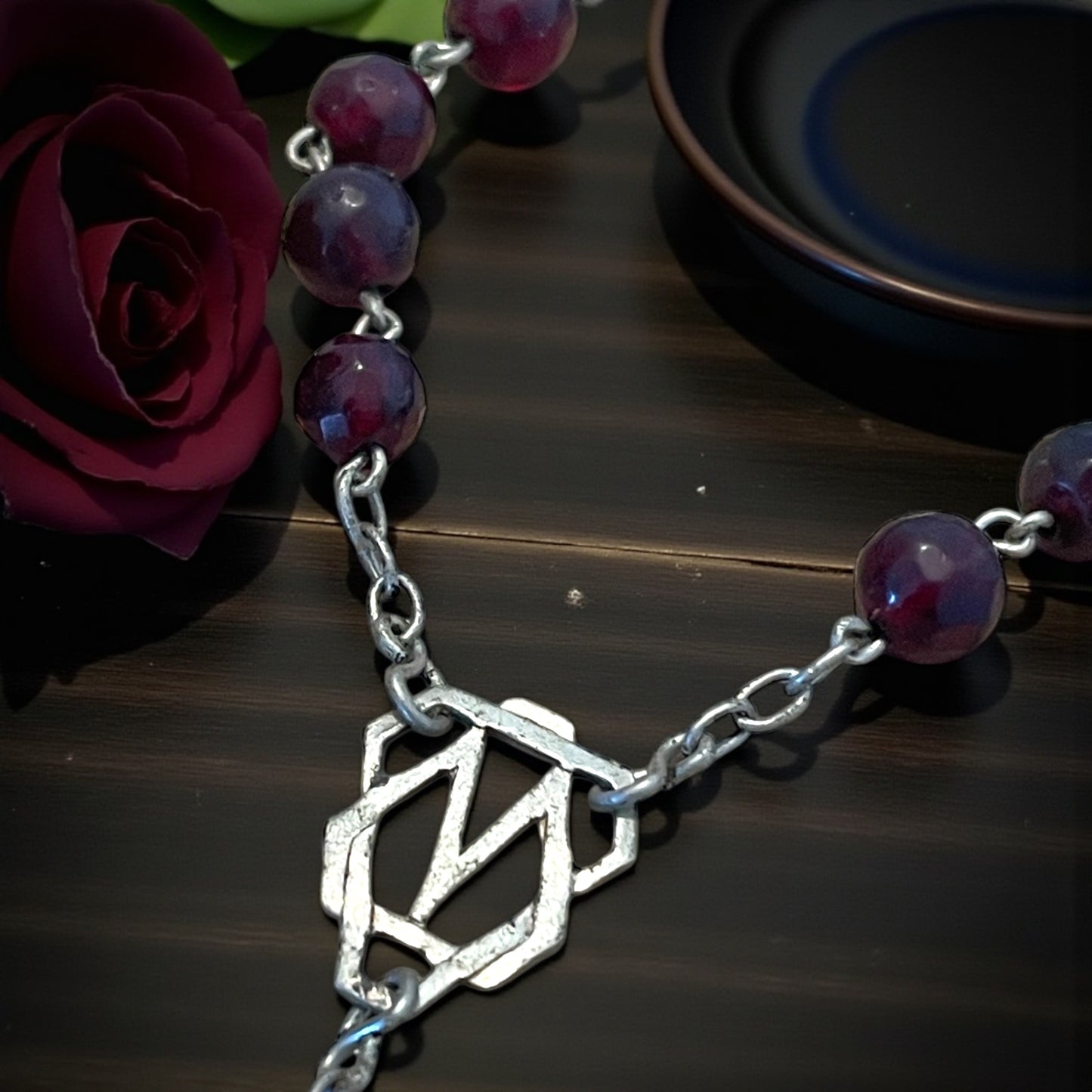 Antico Rosario Art déco in vetro di Boemia e argento dentro scrigno in noce di Tagua