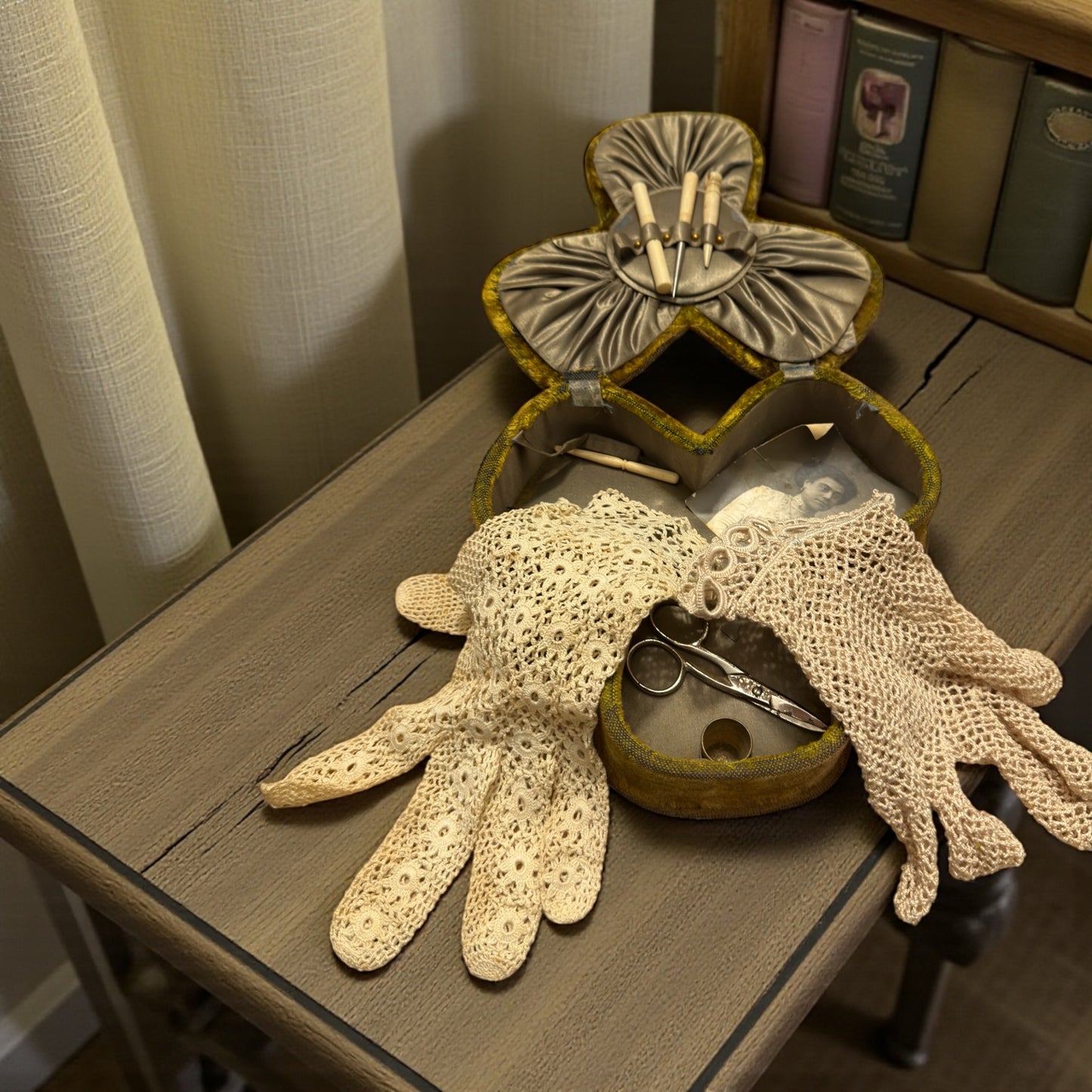 Cofanetto da cucito in vellutino a guisa di trifoglio, interno in seta con strumenti, guanti, fotografia antica. 1900.