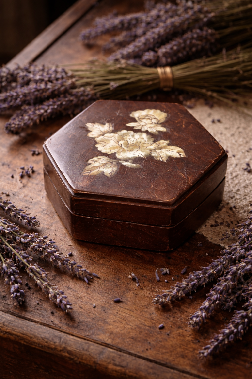 Antica scatoletta portagioie ottagonale con seta rossa ed intarsio madreperla