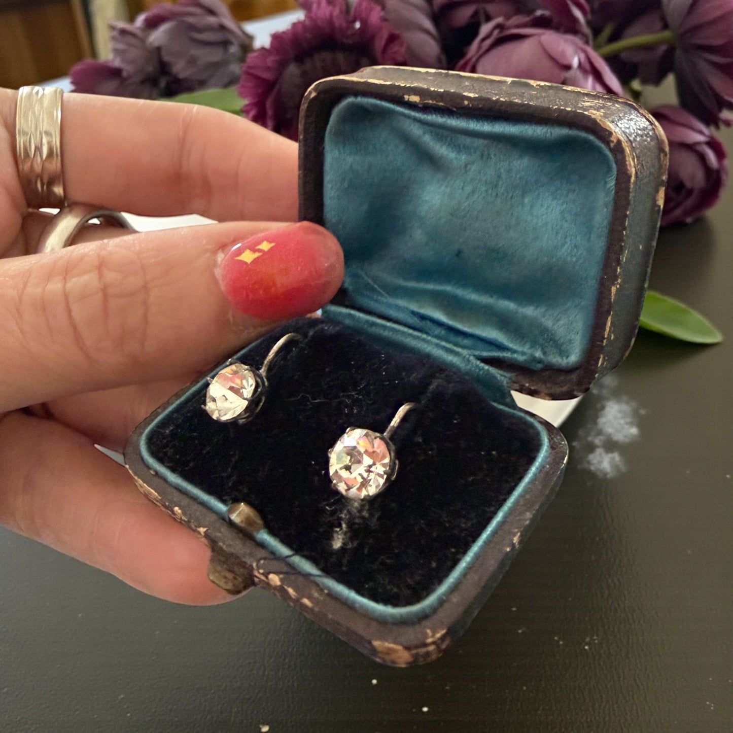 Antichi orecchini in argento taglio brillante con castone alto, completi di custodia, anni ‘20