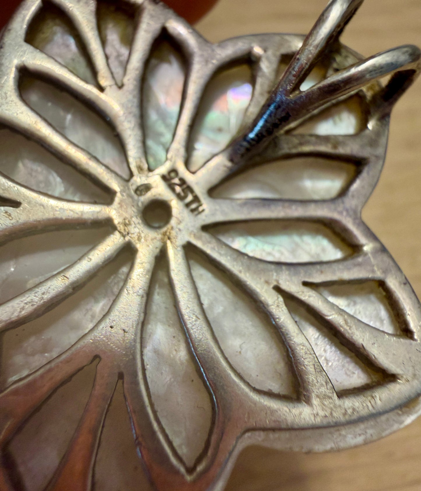 Pendente in madreperla a guisa di fiore montato in argento con cristallo centrale rosa