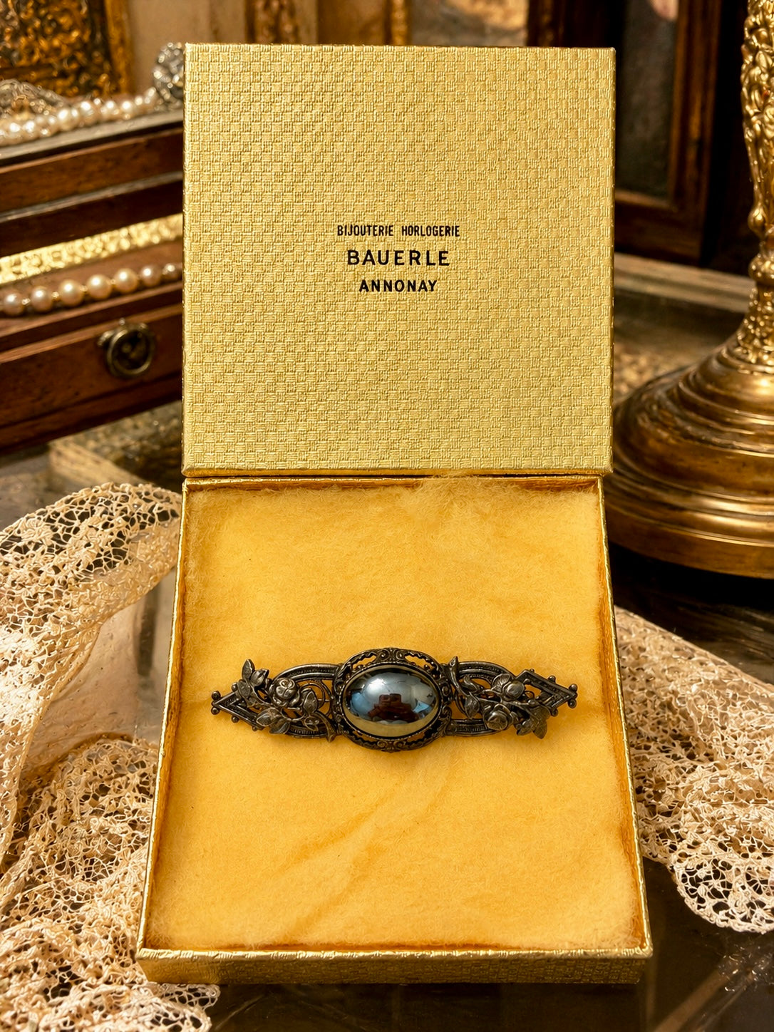 Spilla placcata argento con volute di rose e cabochon in ematite, anni ‘40