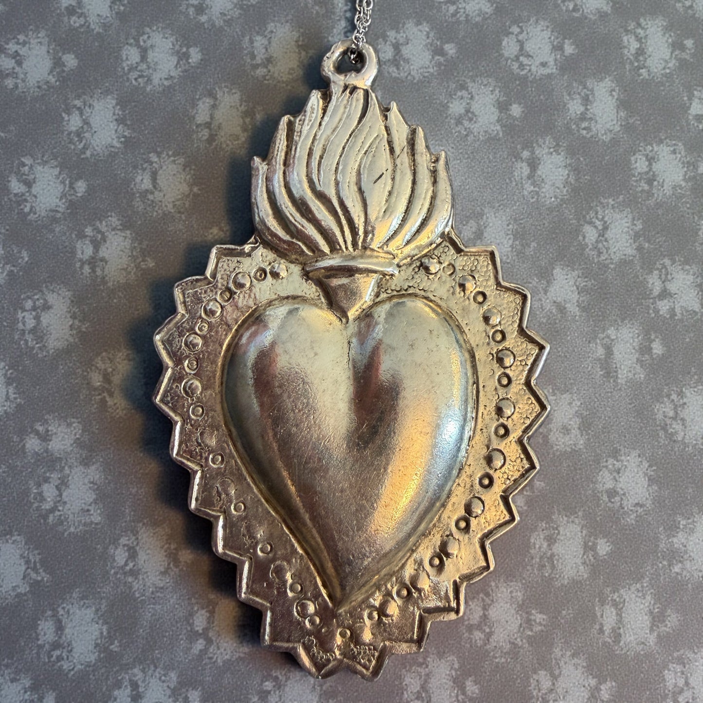 Grande pendente gioiello cuore sacro placcato argento con catena lunga