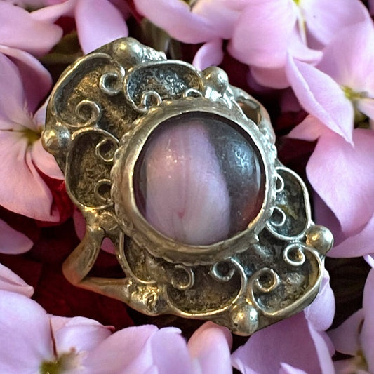 Anello anni ‘50 argento 800 con cabochon in resina e inclusione petalo