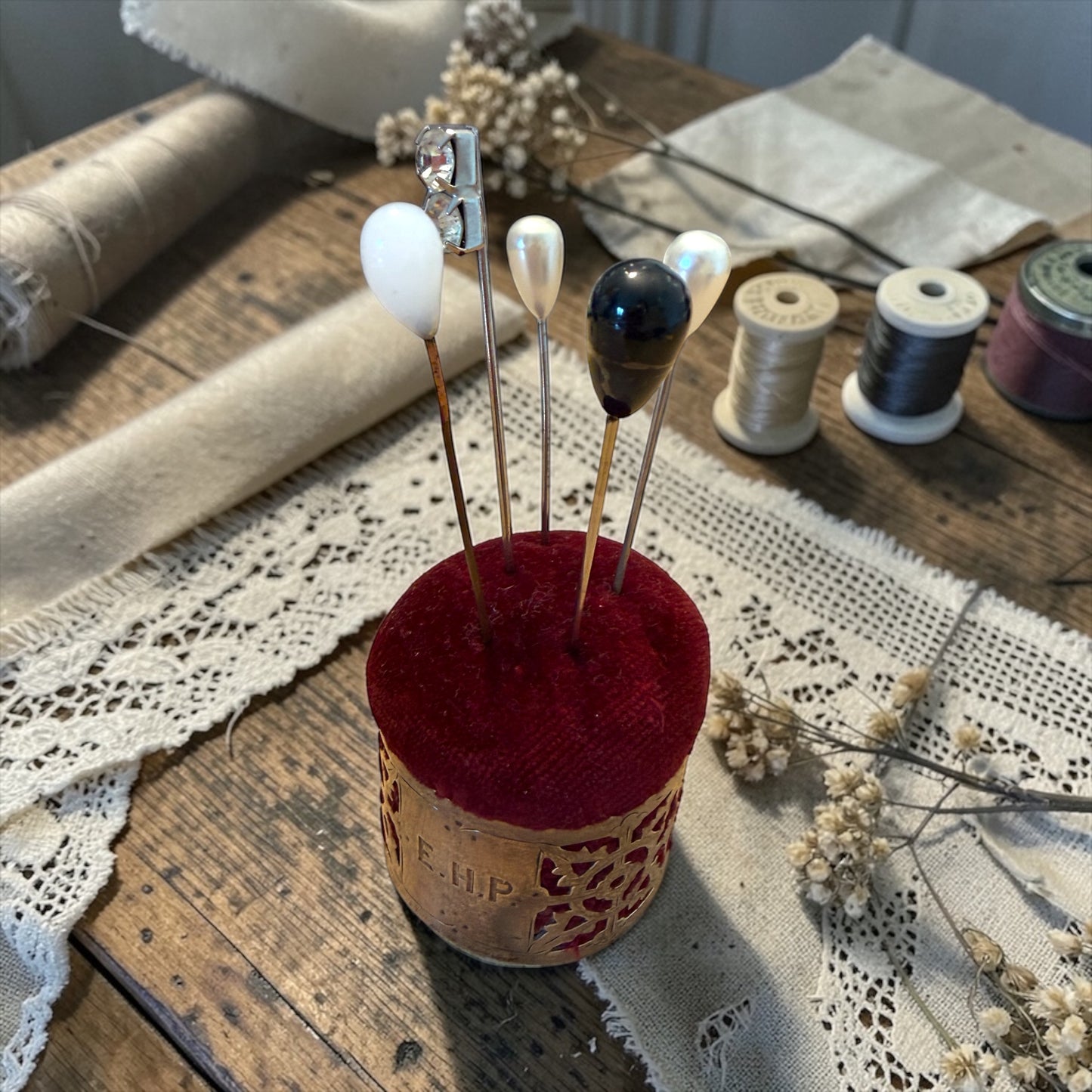 Puntaspilli pin cushion in argento inglese antico fine ‘800 con 5 spilloni da cappello