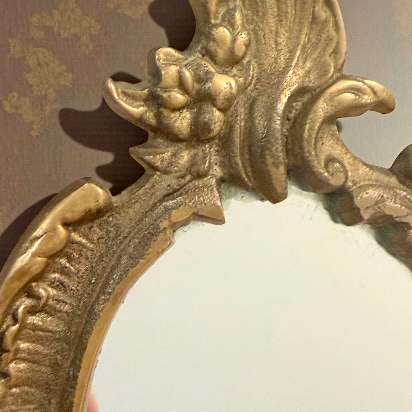 Specchio da camera liberty in ottone pieno, anni ‘20 ca