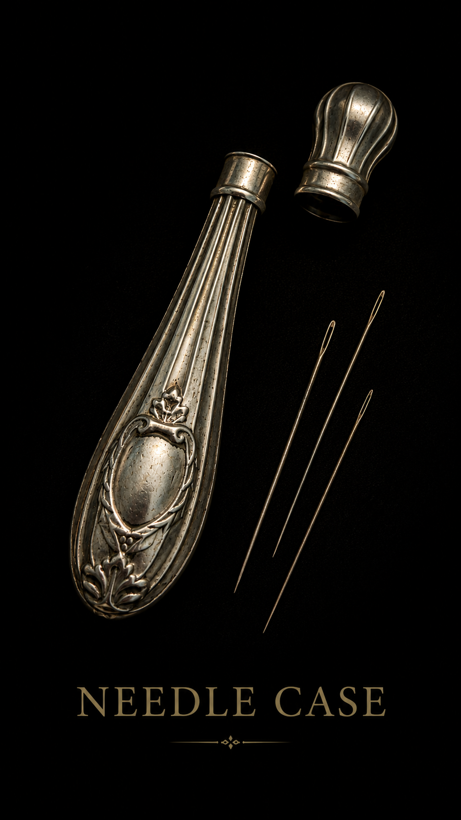 Antico needle case porta aghi in metallo bianco con cartiglio per iniziali