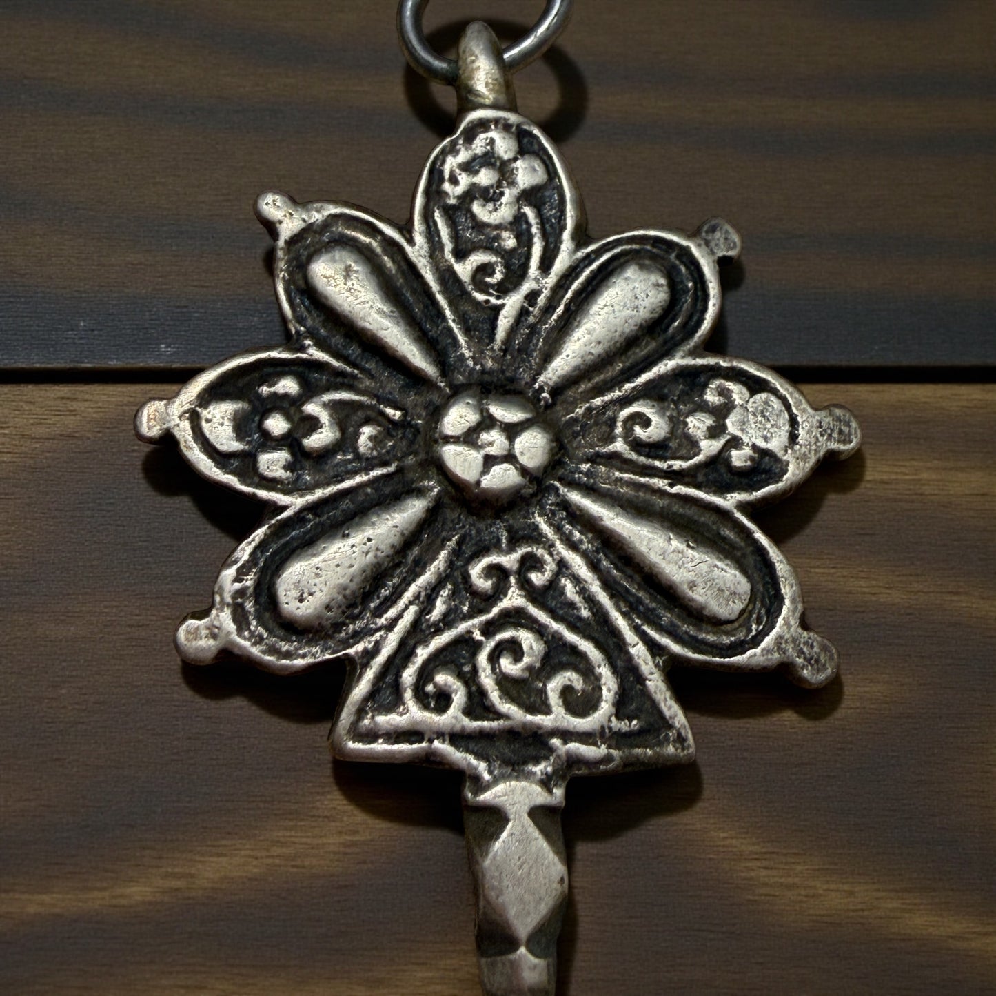 Grande fibula berbera in argento basso, punzonata a tergo, gioiello primo ‘900