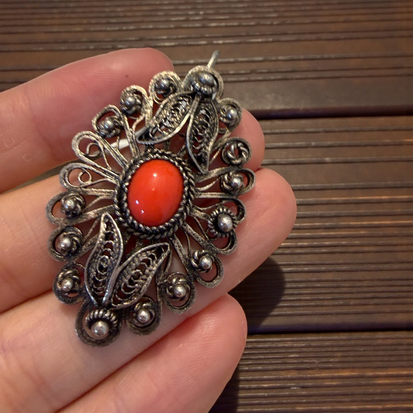 Antico ciondolo pendente in filigrana d’argento con cabochon di corallo ricostituito, prima metà ‘900