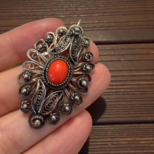 Antico ciondolo pendente in filigrana d’argento con cabochon di corallo ricostituito, prima metà ‘900