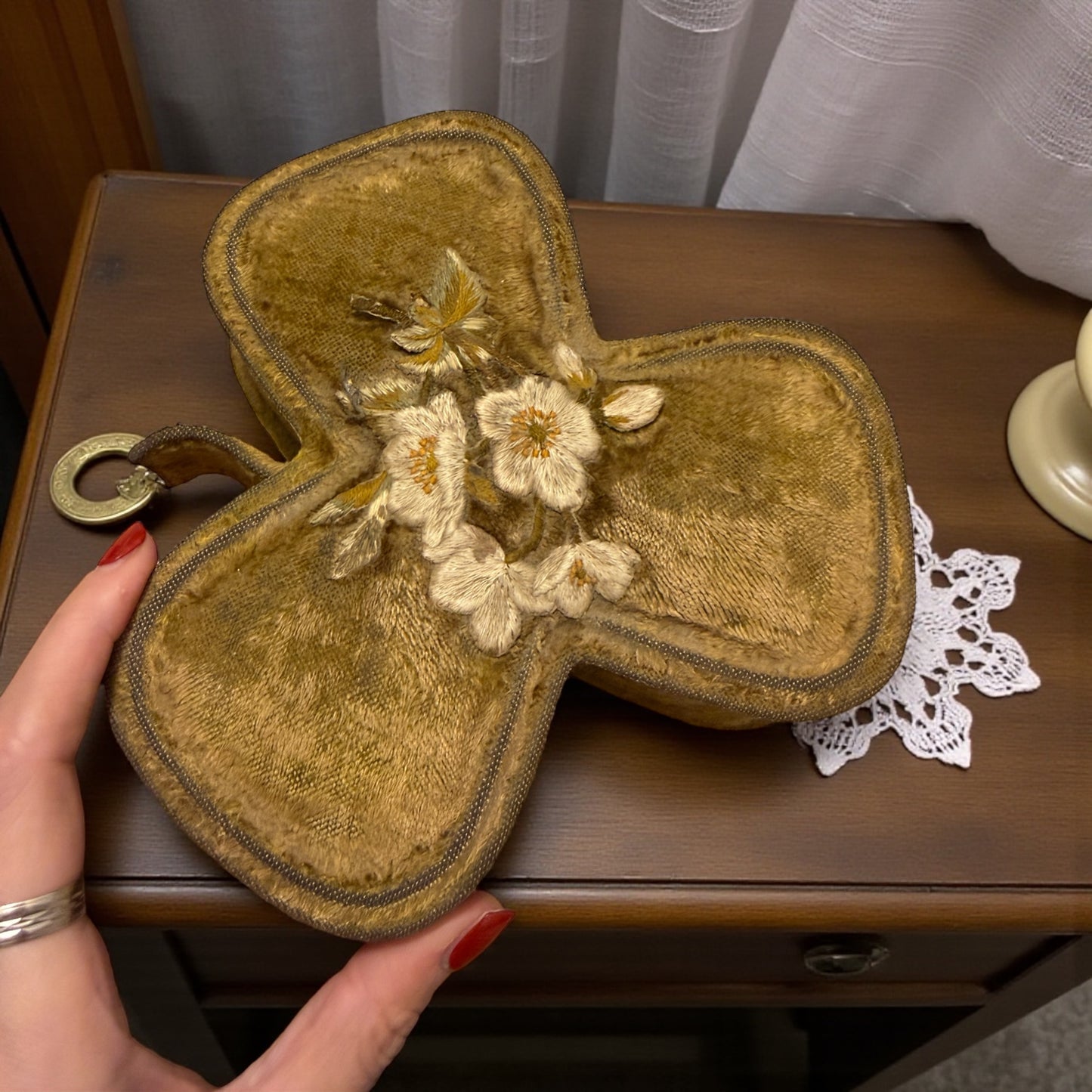 Cofanetto da cucito in vellutino a guisa di trifoglio, interno in seta con strumenti, guanti, fotografia antica. 1900.