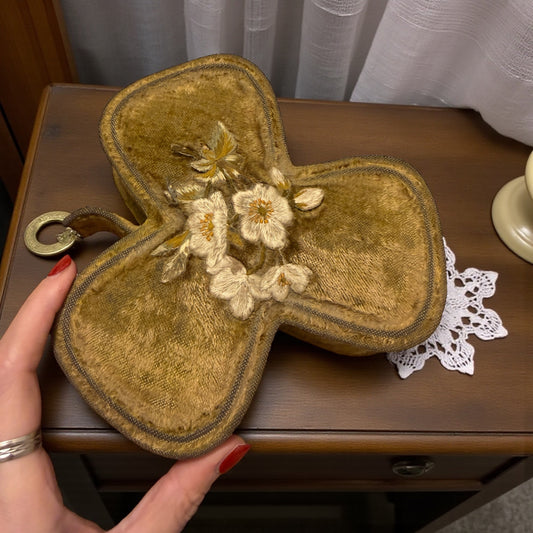 Cofanetto da cucito in vellutino a guisa di trifoglio, interno in seta con strumenti, guanti, fotografia antica. 1900.