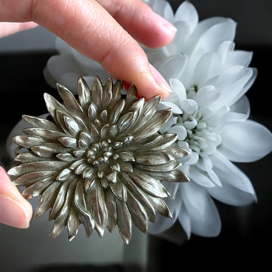 Grande pendente in argento a forma di dalia, ca anni ‘50