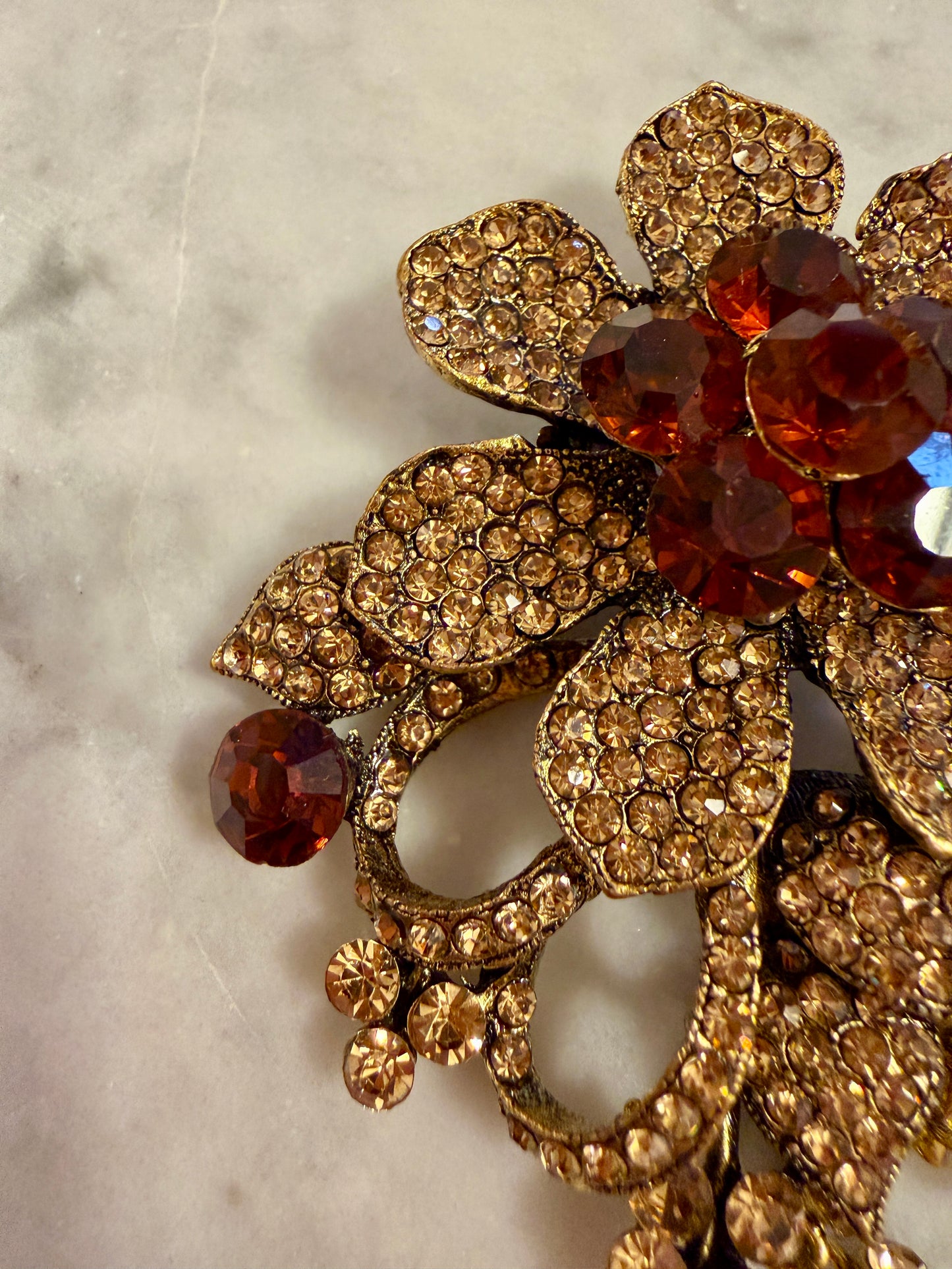 Spilla dangle crystals floreale color champagne, 80s - 90s