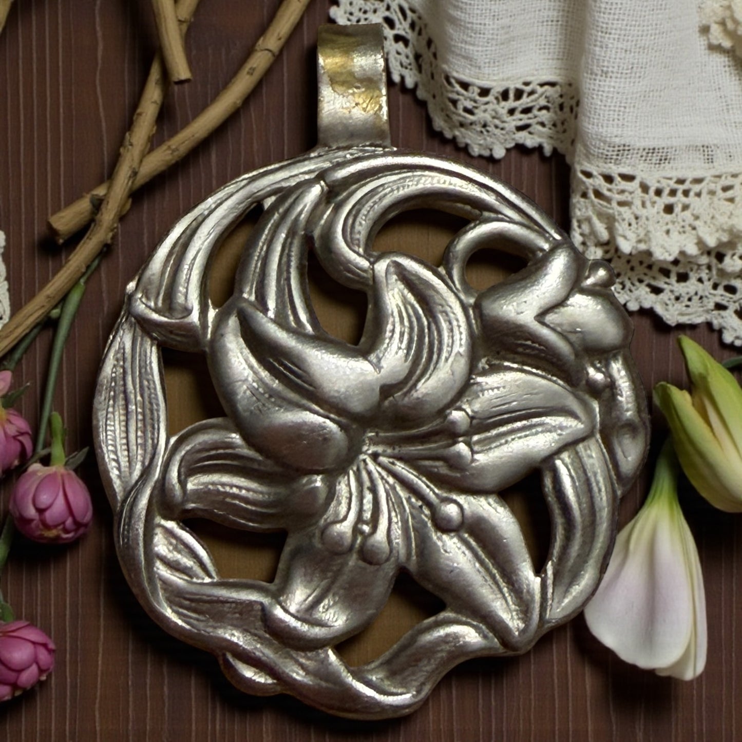 Pendente antico anni ‘30 argentato liberty a guisa di Iris