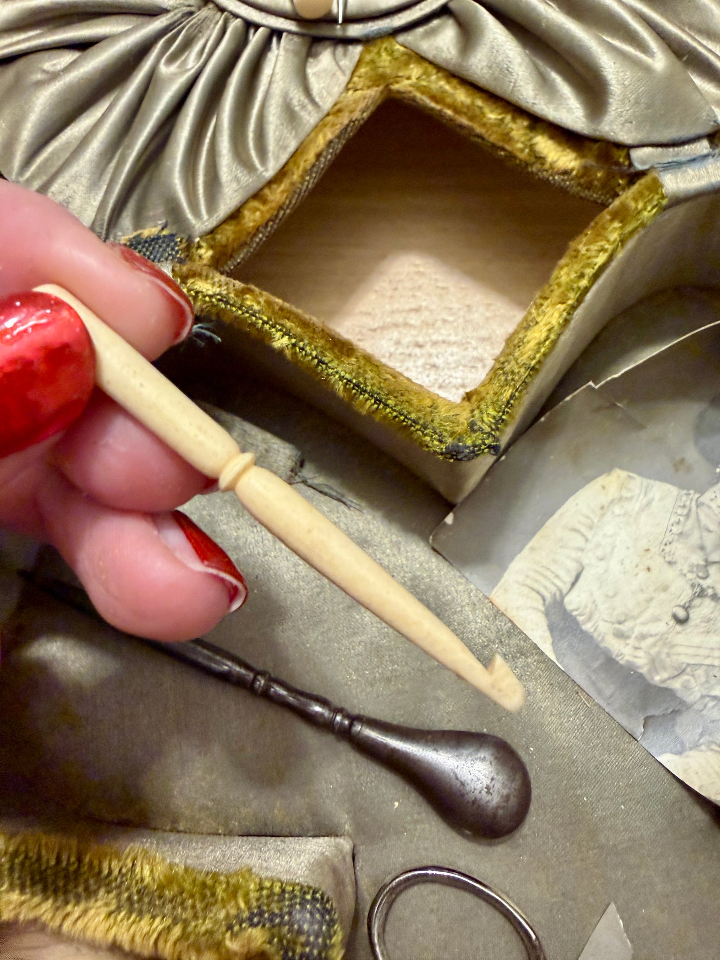 Cofanetto da cucito in vellutino a guisa di trifoglio, interno in seta con strumenti, guanti, fotografia antica. 1900.