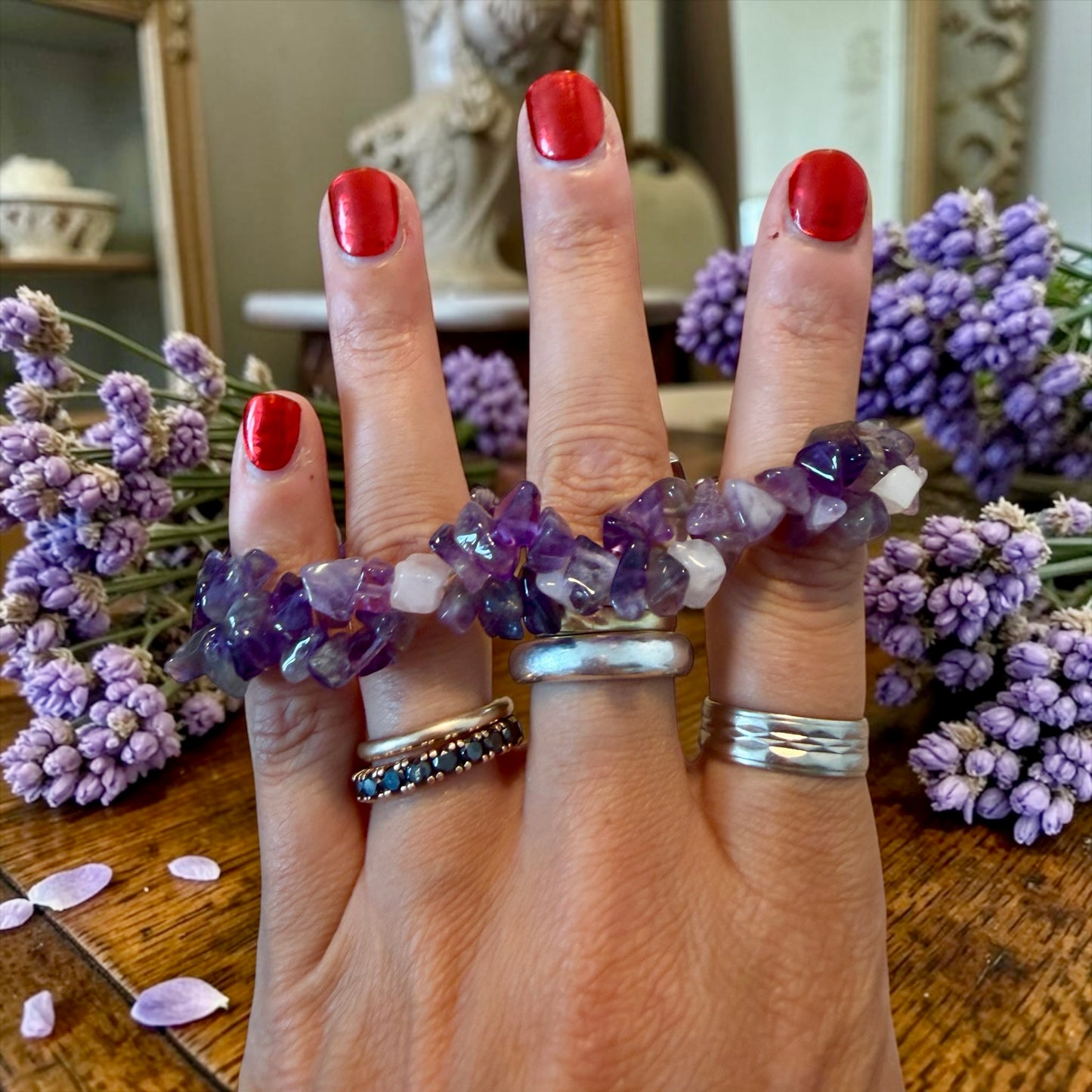 Bracciale con chips di ametista grezza e chiusura gioiello in argento