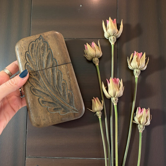 Porta sigari in legno antico intagliato a mano con foglia d’acanto