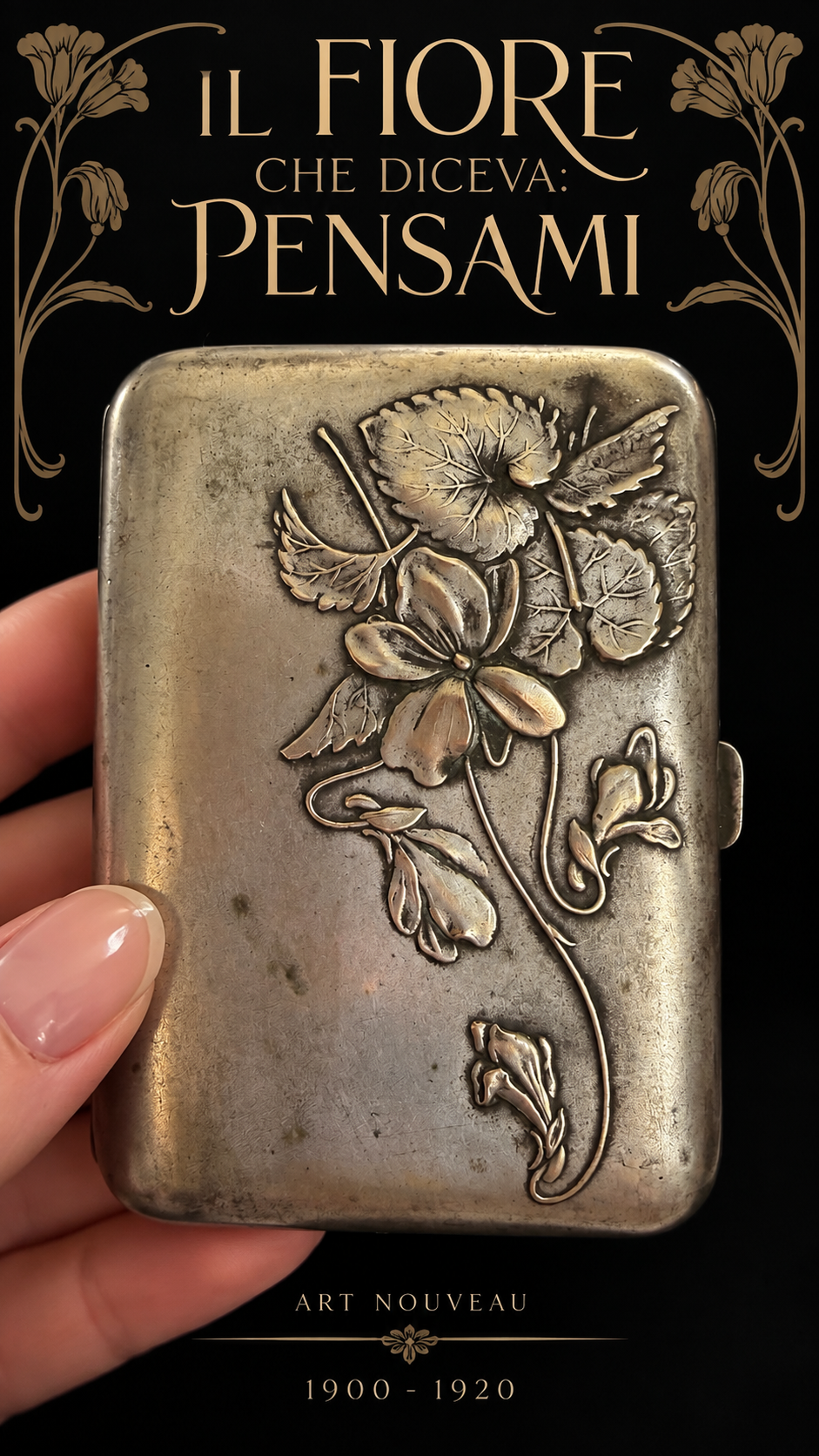Antico porta sigarette argentato Art Nouveau con Viole del Pensiero, interno dorato ed elastici originali d’epoca