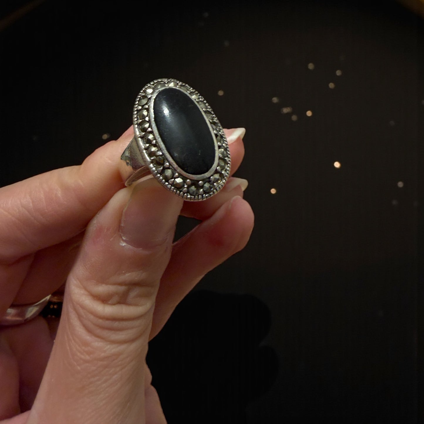 Anello in argento con jet e marcasiti