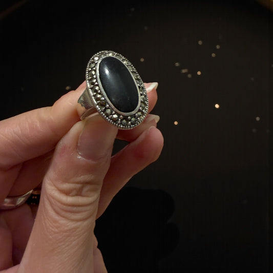 Anello in argento con jet e marcasiti