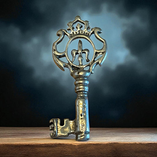 Pendente - gioiello a guisa di chiave con giglio e corona in argento