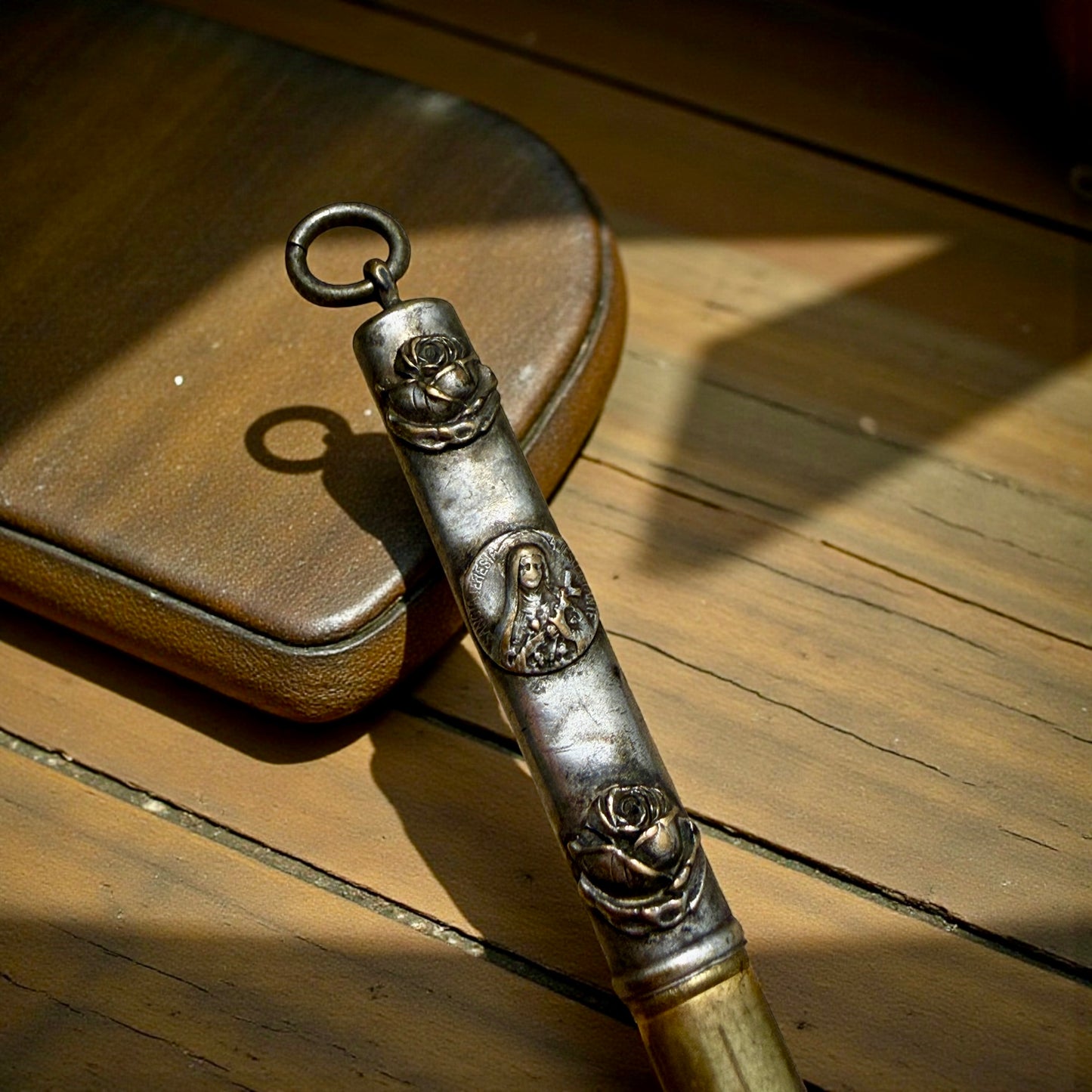 Porta matita da Chatelaine argentato con Santa Teresa di Lisieux, ca anni ‘20