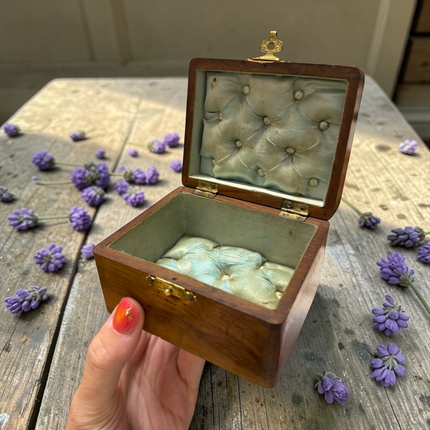 Antica scatola porta gioie “Nice” fine ‘800 con viole dipinte e interno seta capitonné