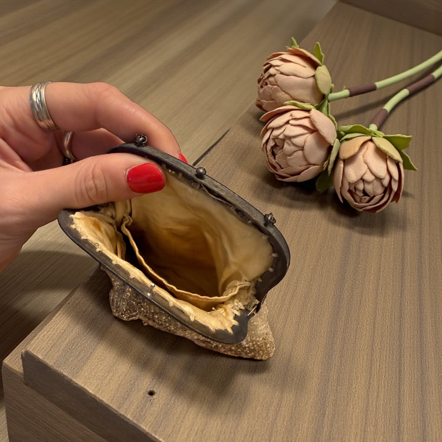 Borsetta da sera da polso in perline di vetro e seta, anni ‘20