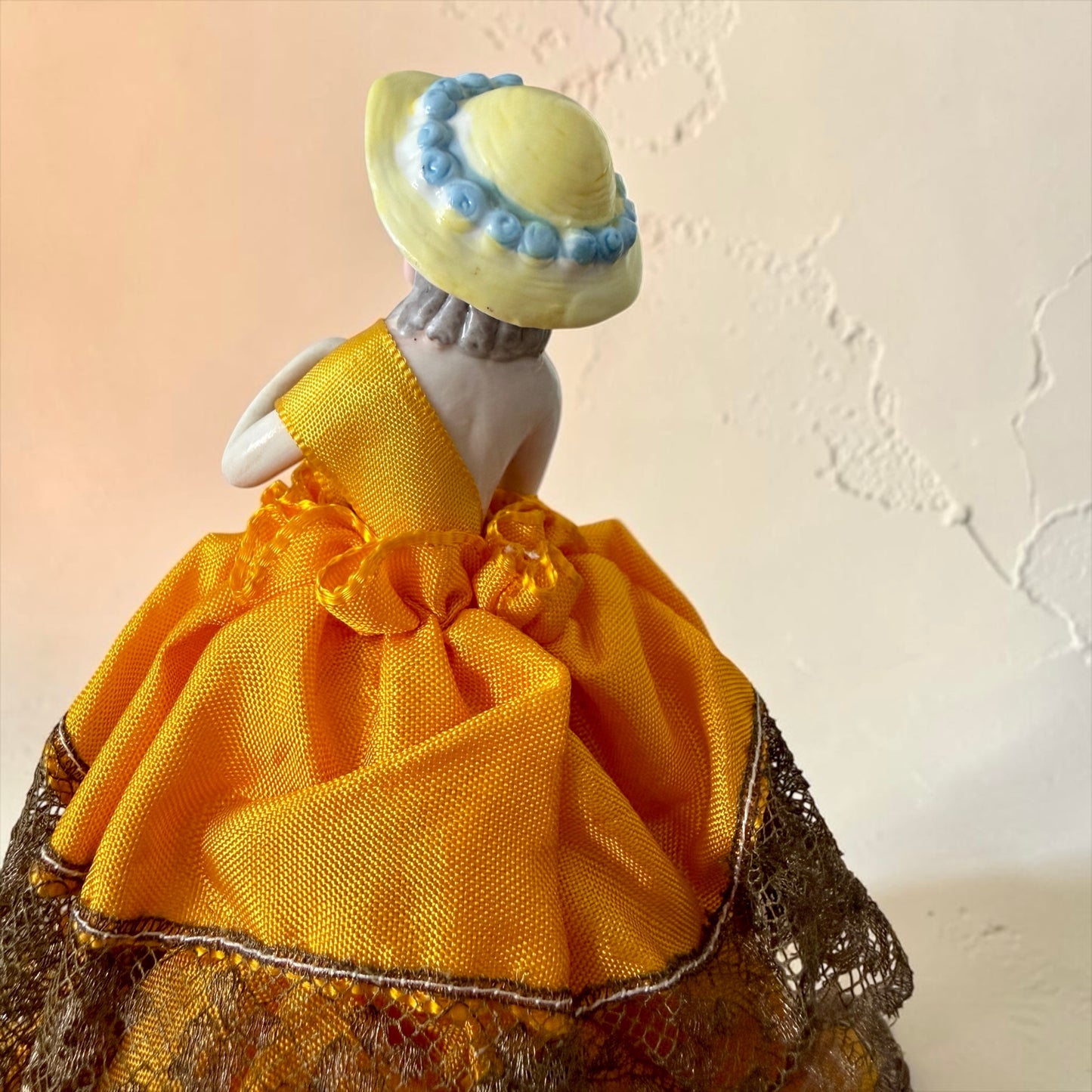 Half doll anni ‘40 ca con abito in pizzo e applicazioni floreali con scomparto nascosto per cipria