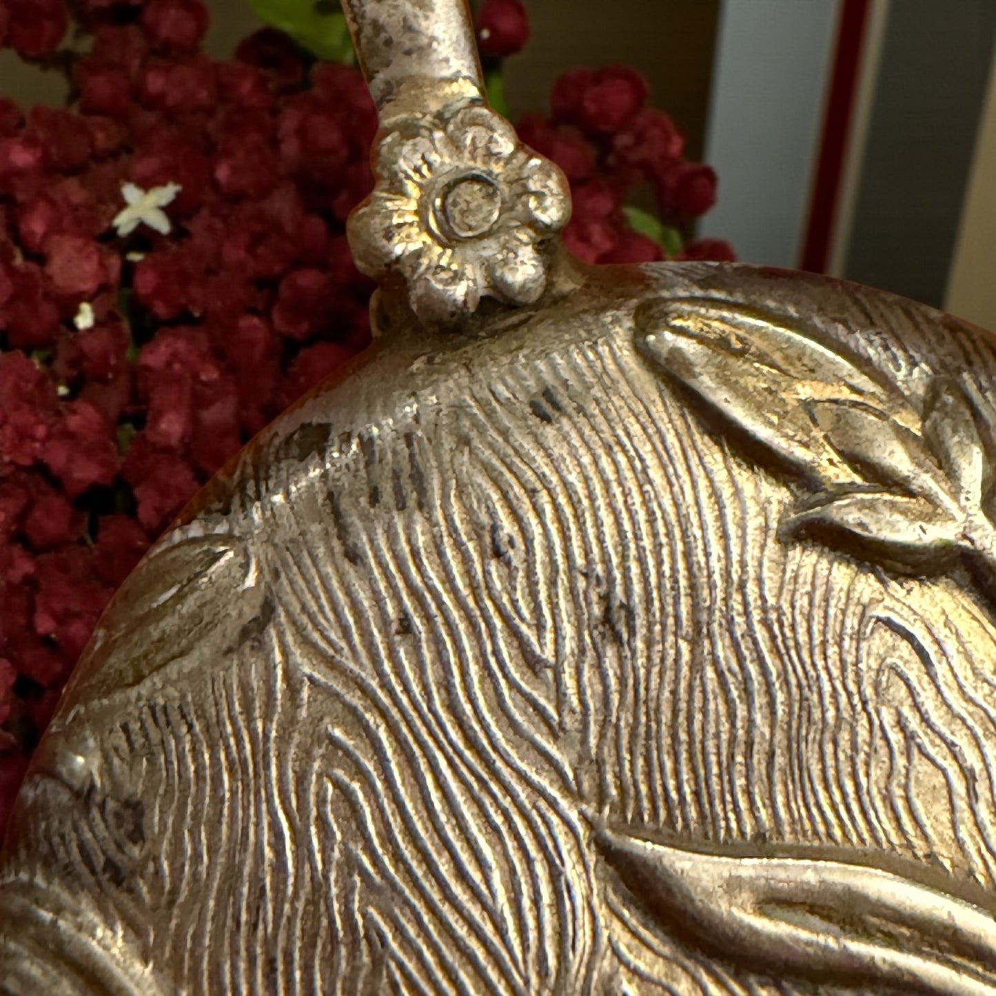 Pendente con specchio e vano in argento, da Chatelaine, art Nouveau con crisantemi