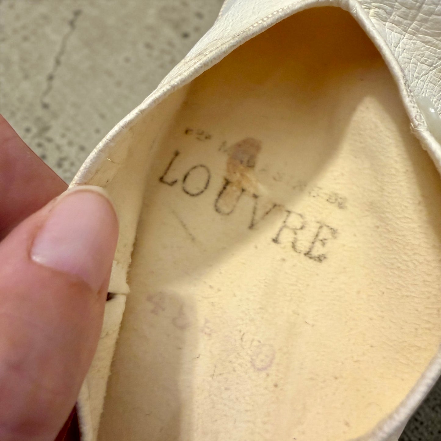 Antico set 1900 guanti lunghi da sera in pelle e scatola porta guanti con monogramma