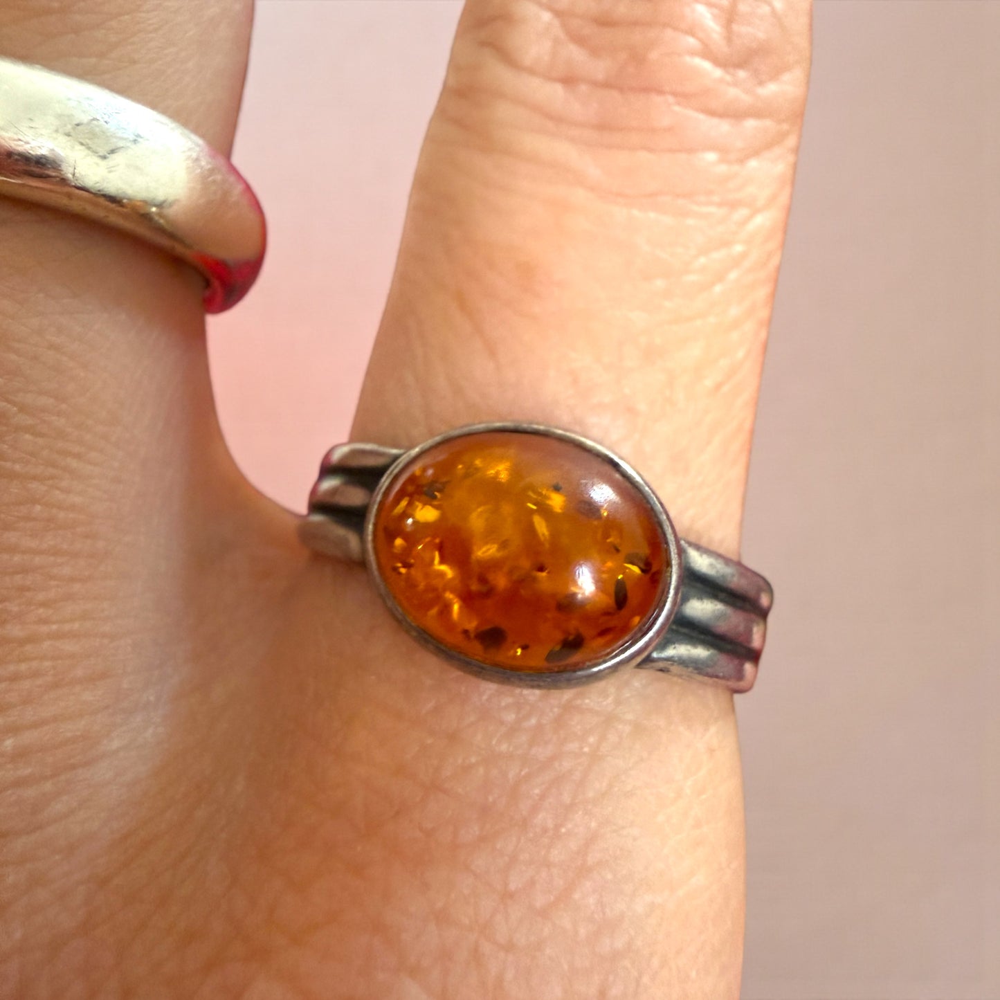 Anello in argento ed ambra baltica, ca anni 70-80