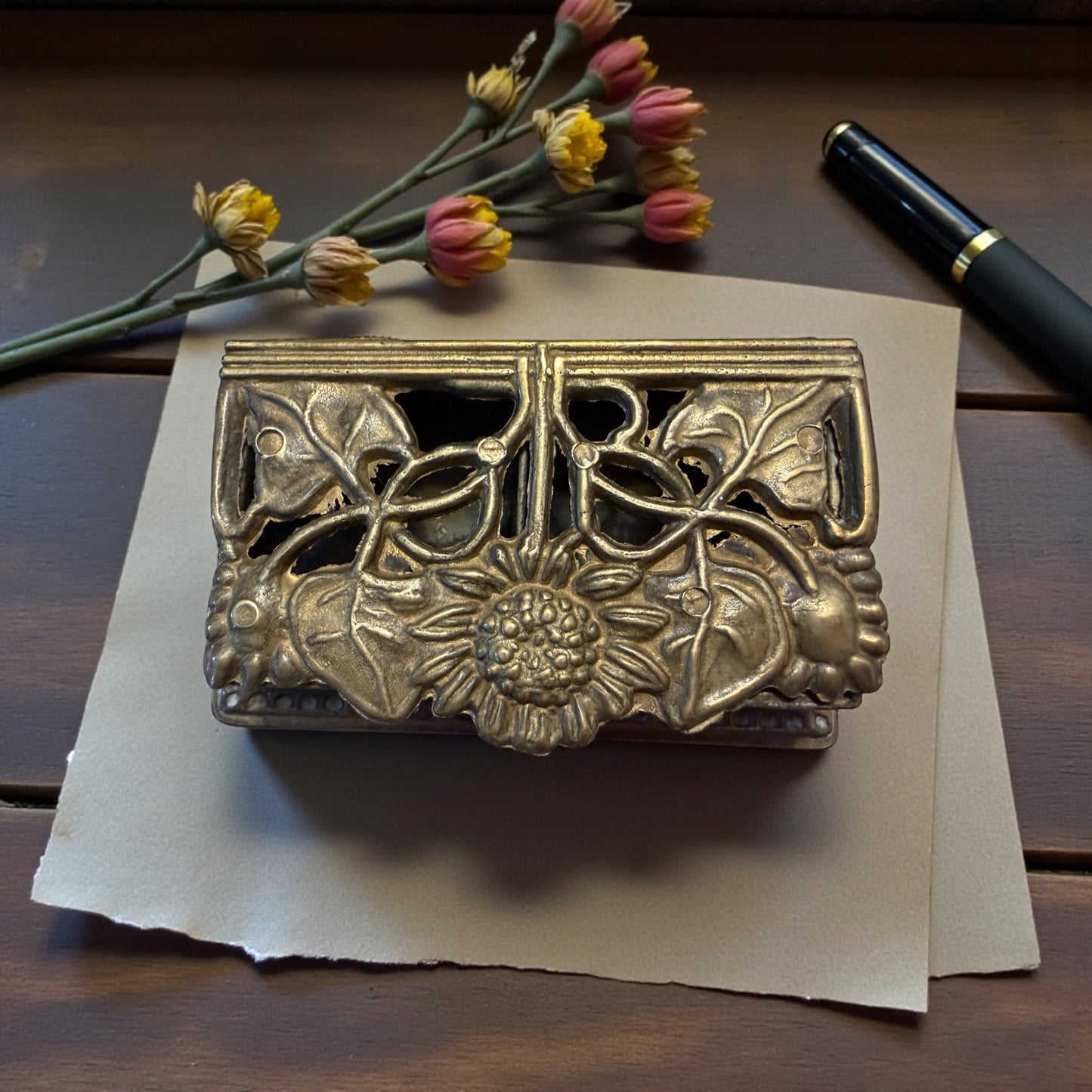 Cofanetto in ottone Liberty a scomparti da scrivania, per francobolli