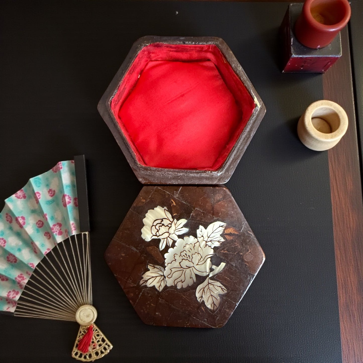 Antica scatoletta portagioie ottagonale con seta rossa ed intarsio madreperla