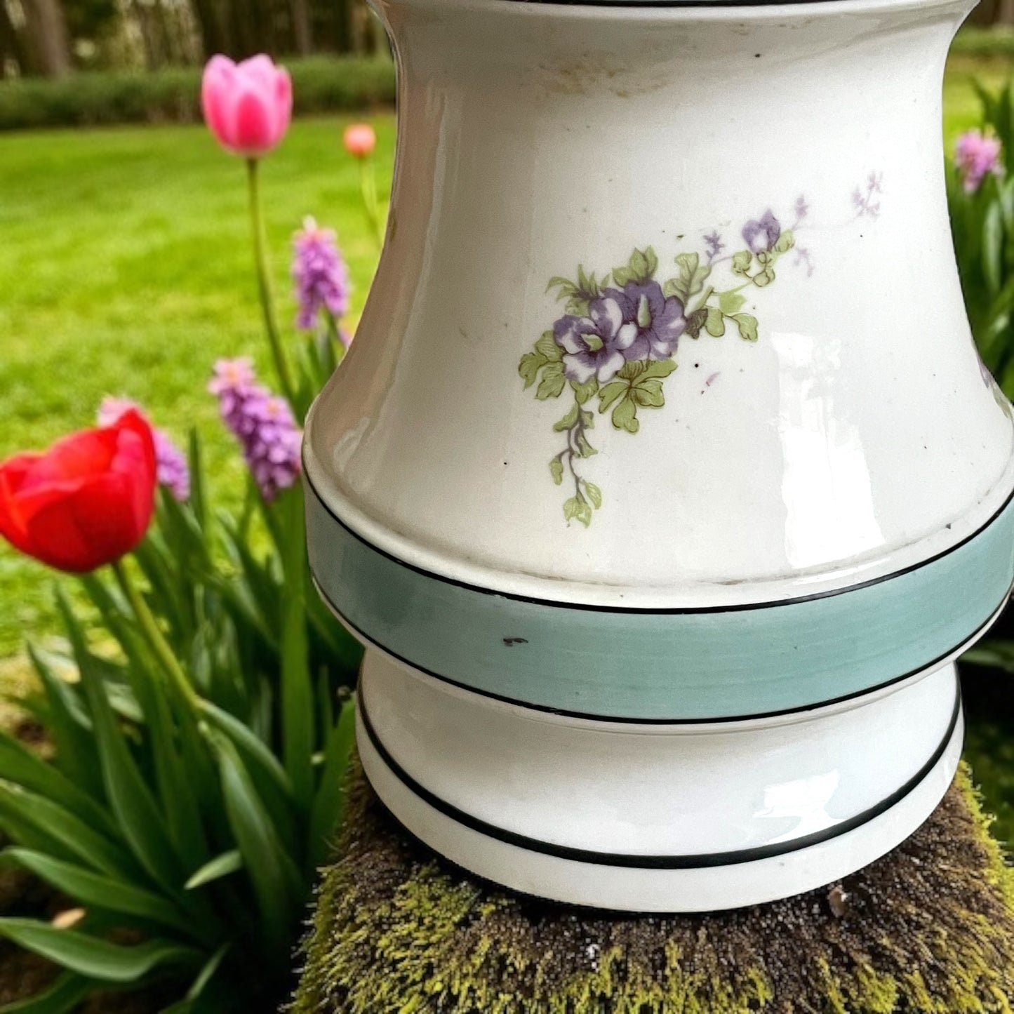 Antica lampada a petrolio con base in ceramica decorata a fiori di lillà