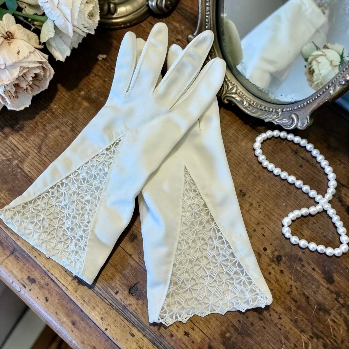 Guanti bianchi vintage con pizzo anni ‘60