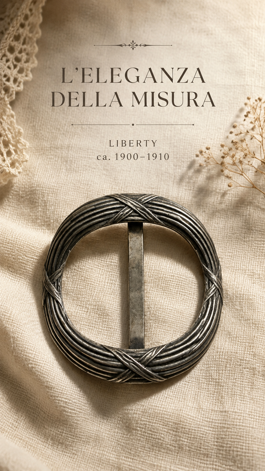Antica fibbia per cintura Liberty in lega argentata, circa 1900