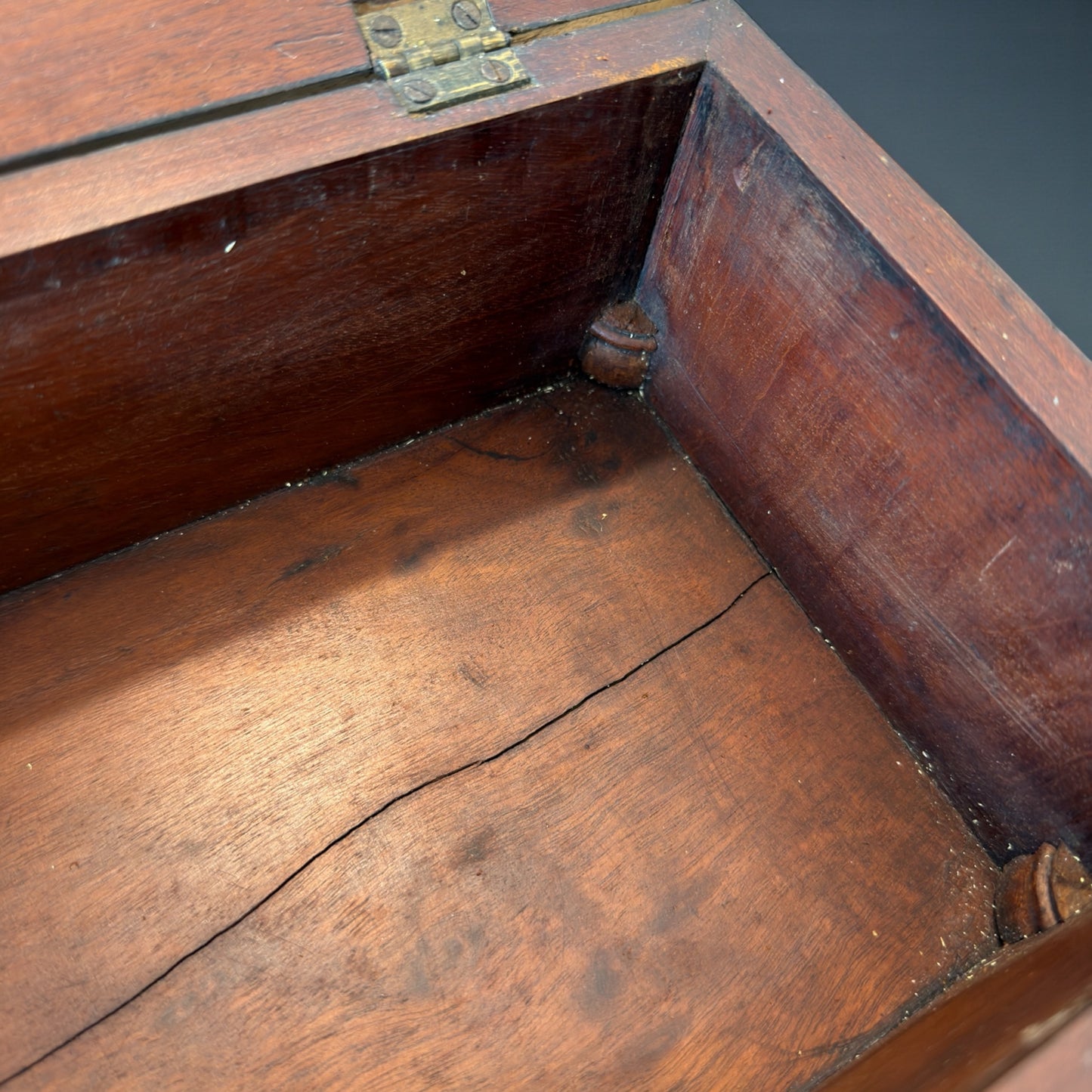 Antica scatola da lavoro femminile di fine ‘800 con cuscino superiore e doppio scomparto