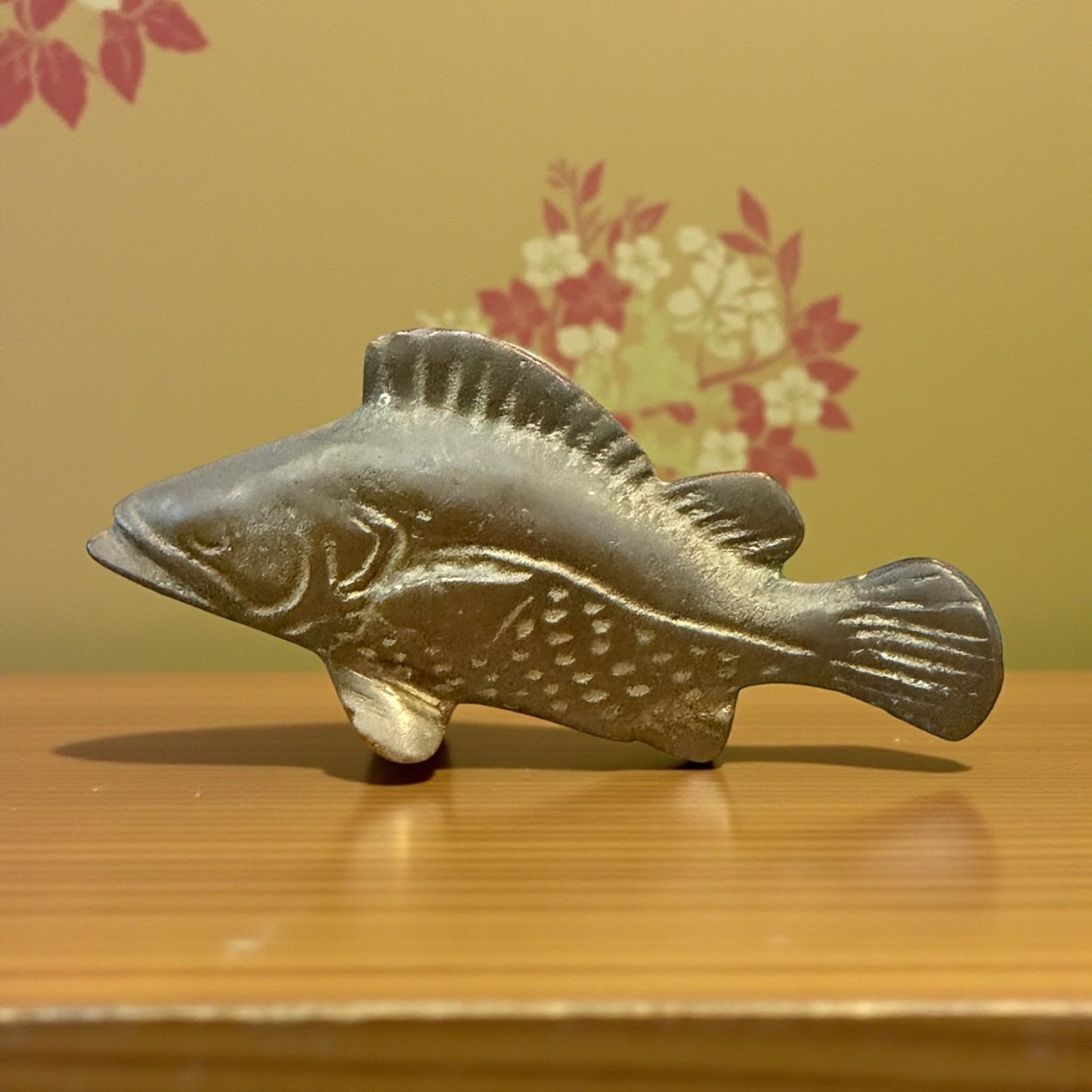 Antico Okimono in ottone pieno a guisa di pesce persico, I metà ‘900