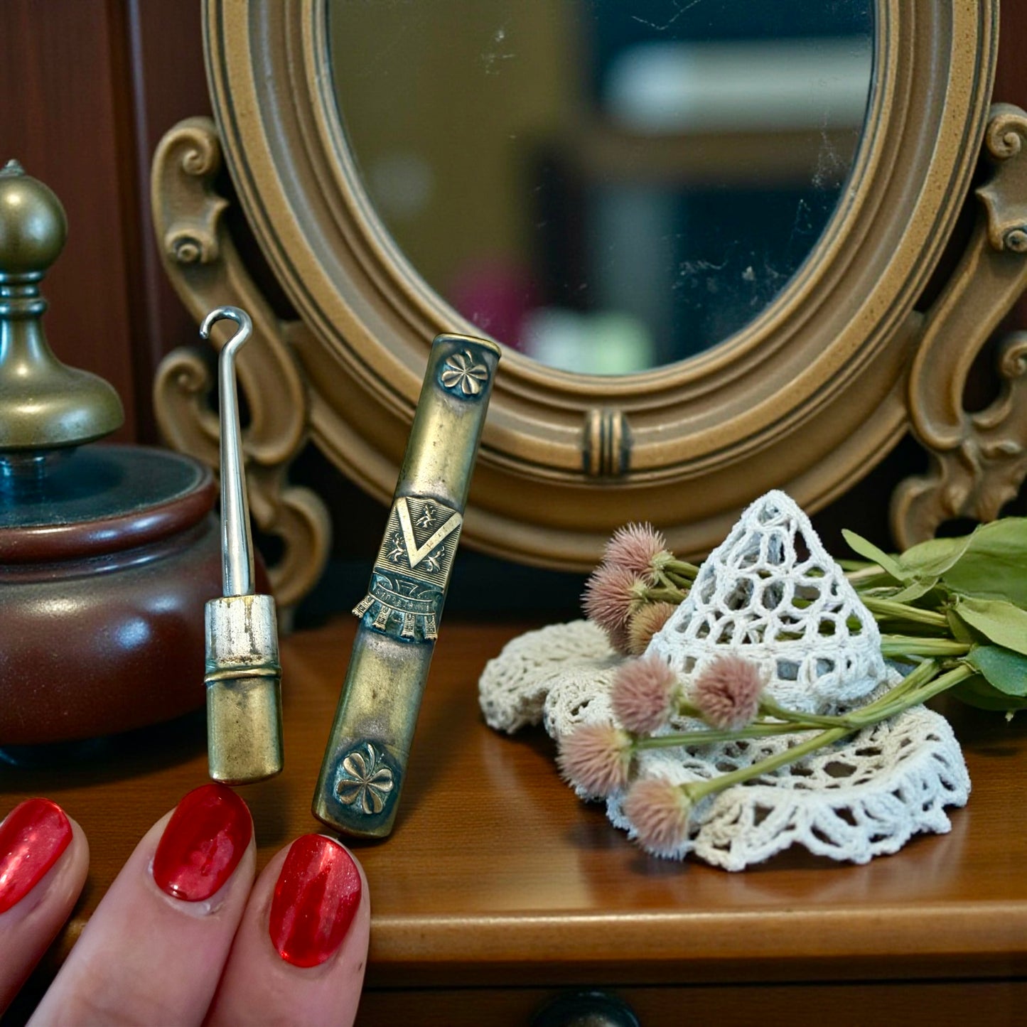 Spettacolare gancio allaccia guanti in custodia nobiliare