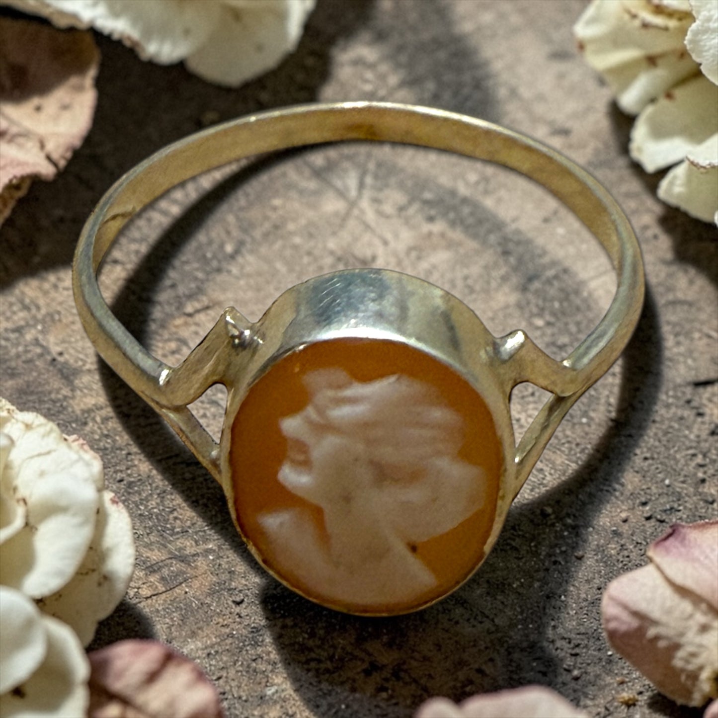 Anello in argento 800 con piccolo cammeo su conchiglia, italiano, anni ‘40-‘50