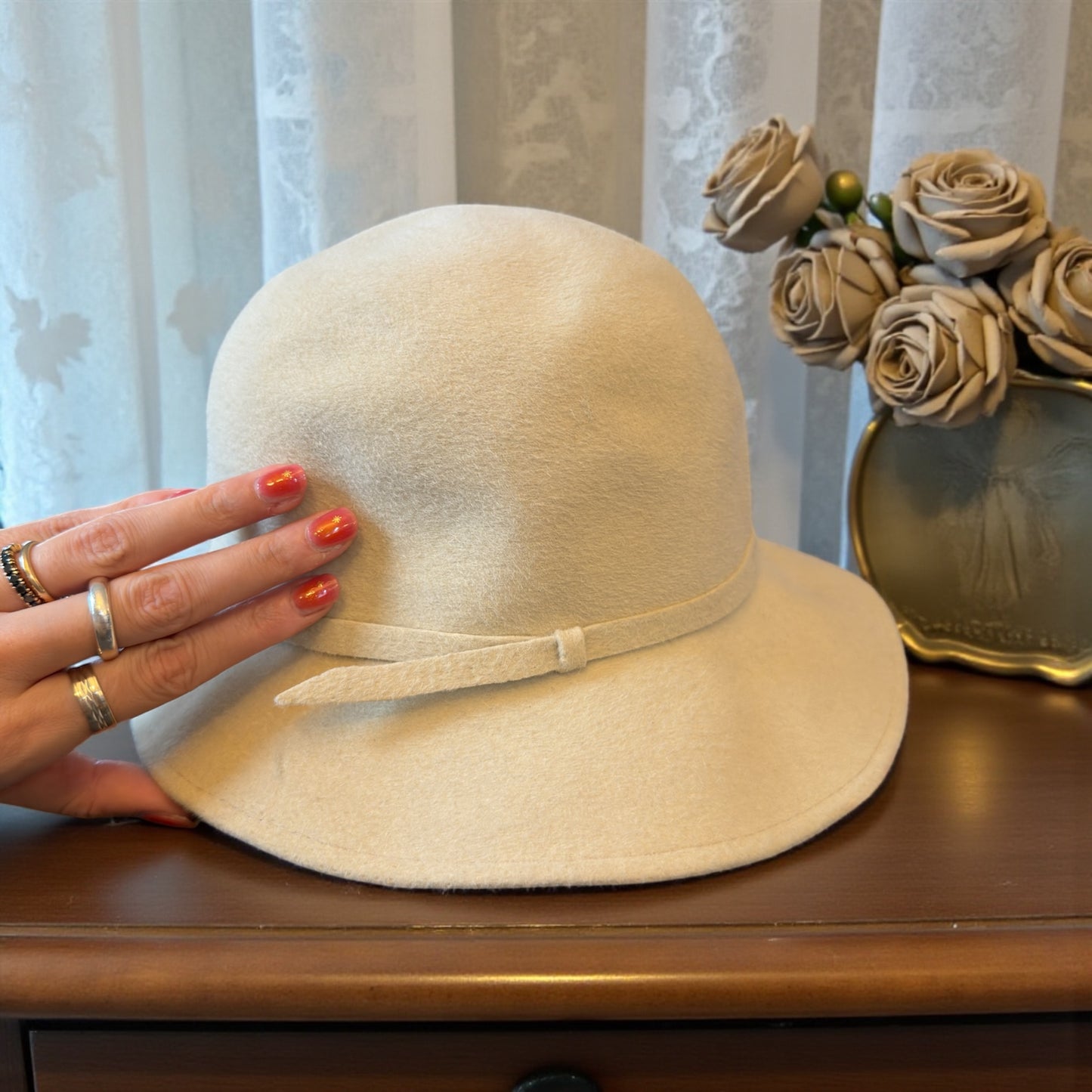 Cappello antico in feltro di lana panna anni 30-40, cloche evoluta