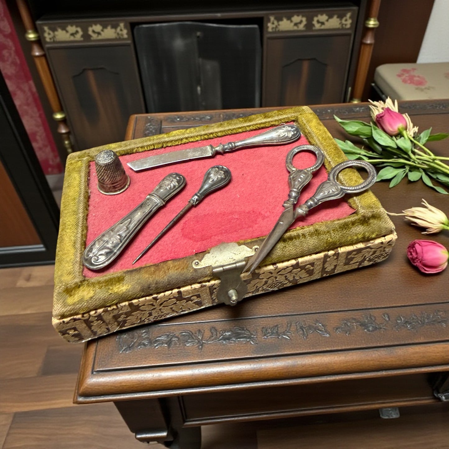 Antico cofanetto completo necessaire set da cucito in argento e ferro, 1890-1910 Italia