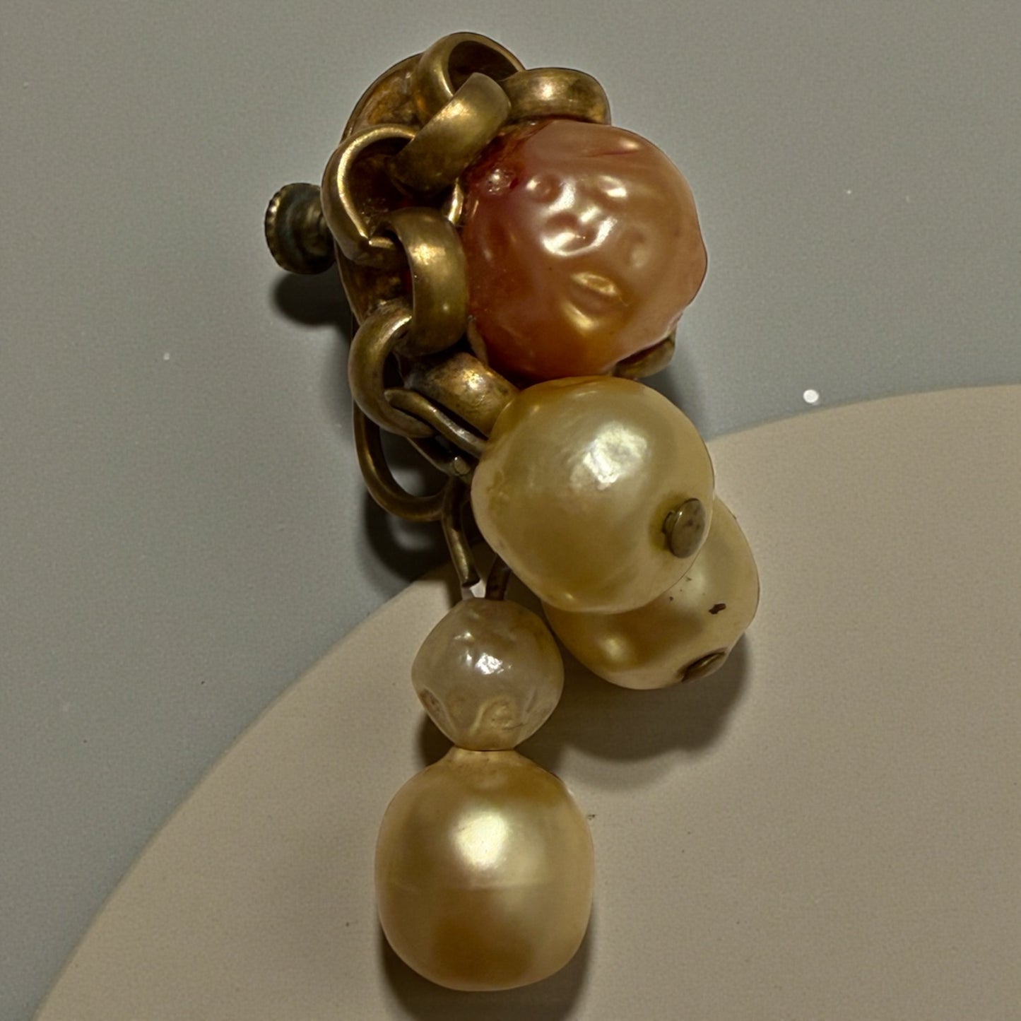 Antichi splendidi orecchini dorati anni ‘30 con faux perles barocche, chiusura a vite