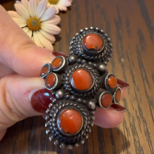 Anello in argento e corallo, artigianato mediterraneo prezioso anni ‘70